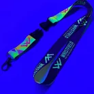 Lanyard de Satén con texto impreso de 20x900mm - Con impresión FLUO - Con mosquetón de gota y cierre de extensión