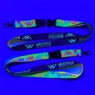 Lanyard de Satén con texto impreso de 20x900mm - Con impresión FLUO - Con mosquetón de gota y cierre de extensión