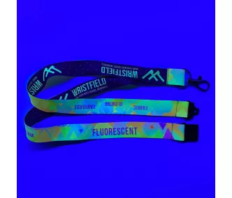   Lanyard de Satén con texto impreso de 20x900mm - Con impresión FLUO - Con mosquetón de gota y cierre de seguridad