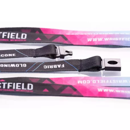Lanyard de Satén con texto impreso de 20x900mm - Con mosquetón de gota y cierre de seguridad